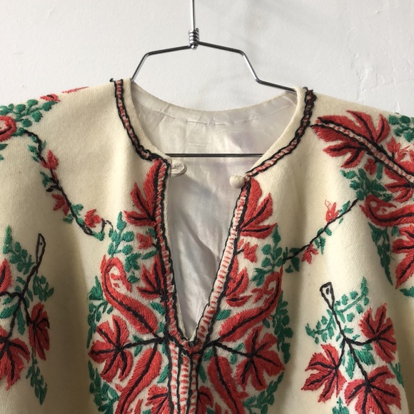 Vintage wool poncho with hand embroidery - Picture 2 of 8